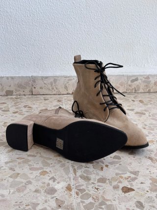 Botines beige con cordones talla 40