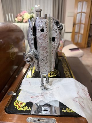 Máquina de coser antigua POPUE
