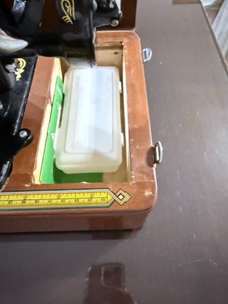 Máquina de coser antigua POPUE