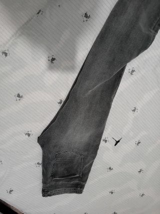 Pantalón vaquero gris
