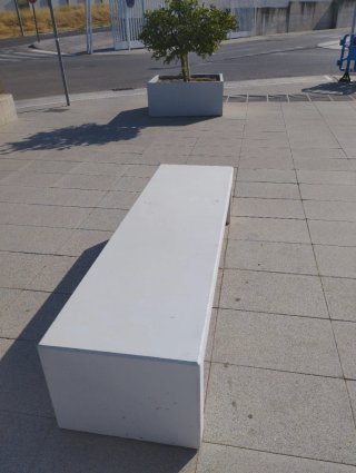 Macetas de piedra urbanas grises