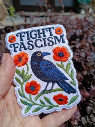 Parche Fight Fascism con flores