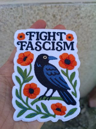 Parche Fight Fascism con flores