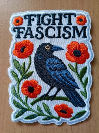 Parche Fight Fascism con flores