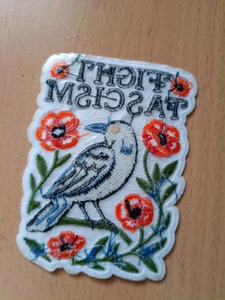 Parche Fight Fascism con flores