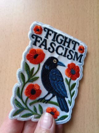 Parche Fight Fascism con flores