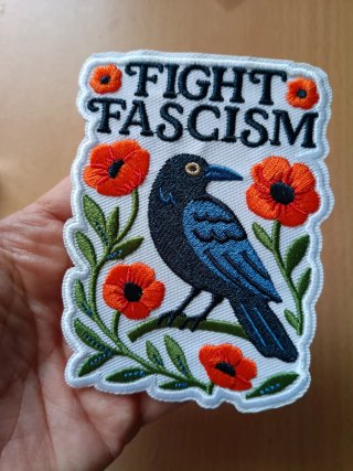 Parche Fight Fascism con flores