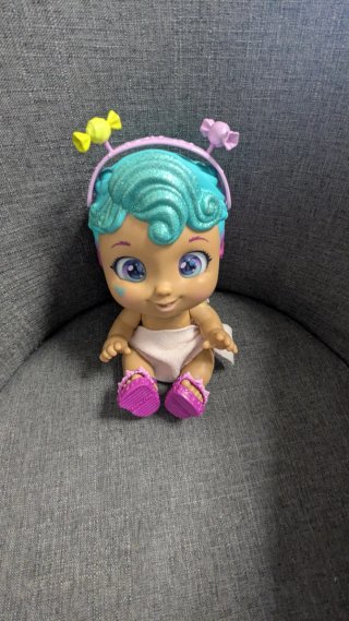 Muñeca bebé con pelo azul y accesorios