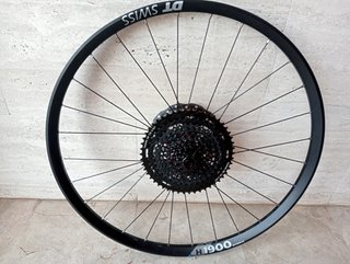 rueda DT Swiss H 1900 27.5 x 30, trasera nueva