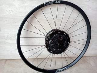 rueda DT Swiss H 1900 27.5 x 30, trasera nueva