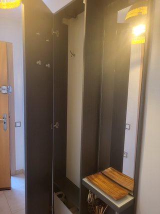 Mueble de entrada con espejo y perchero