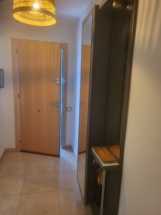 Mueble de entrada con espejo y perchero