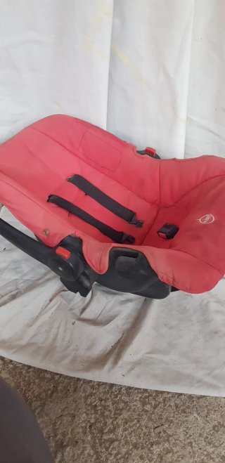 Silla de coche para bebé roja