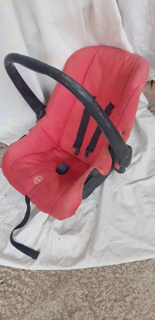 Silla de coche para bebé roja