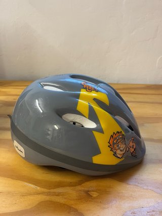 Casco de bici infantil gris con dibujos