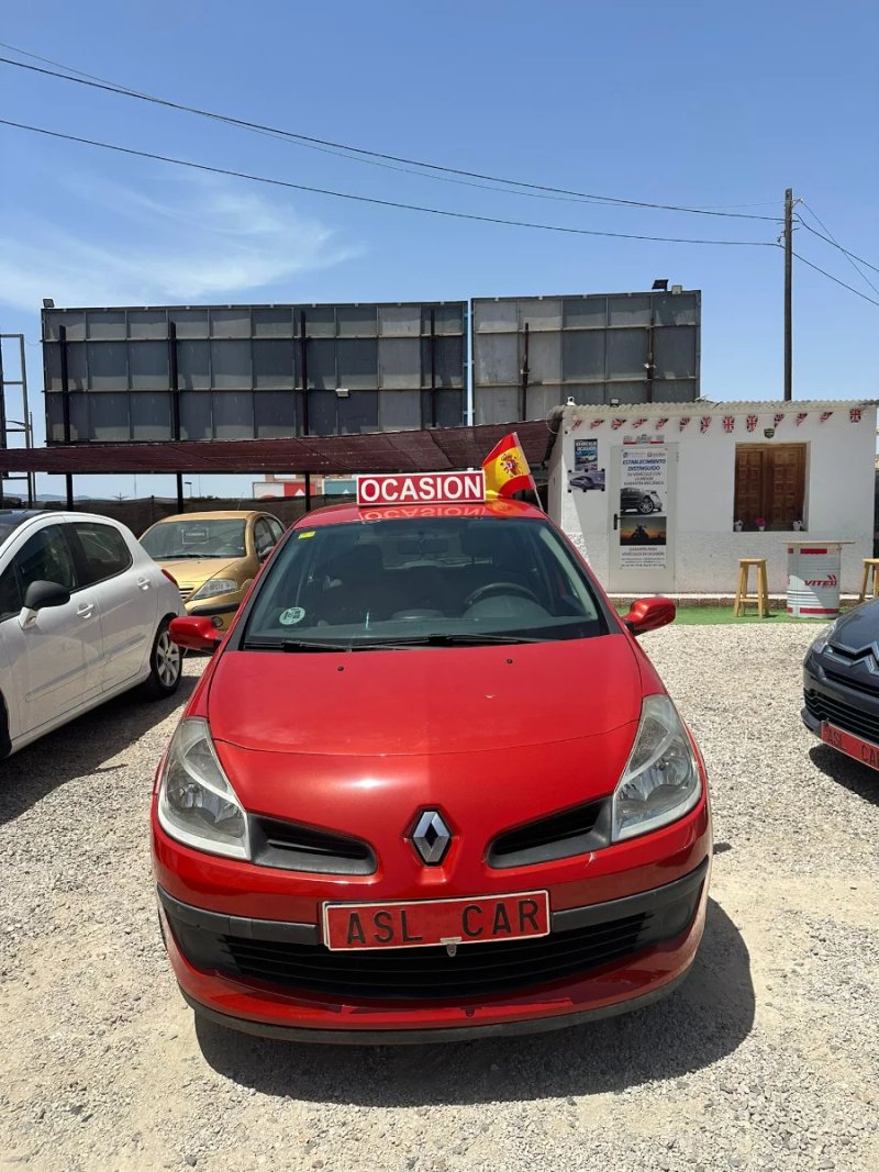 RENAULT CLIO 1.5 DCI 135.000KM - foto 1