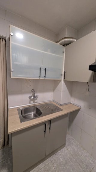 Cocina modular gris y blanca