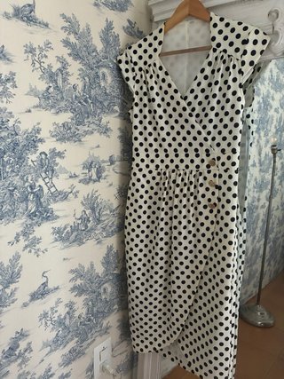 Vestido blanco con lunares negros