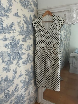 Vestido blanco con lunares negros