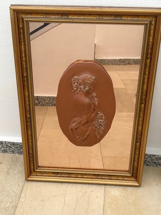 Cuadro de terracota con marco dorado