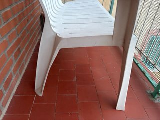 Banco de jardín blanco de plástico