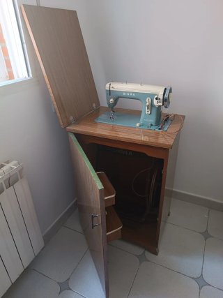 Máquina de coser SIGMA antigua con mueble.