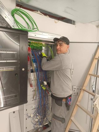 Eléctricista en Barcelona, -Averías y Reformas