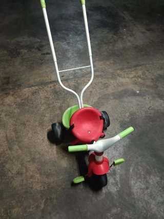Triciclo infantil rojo y verde