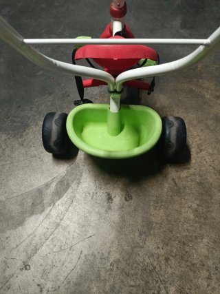 Triciclo infantil rojo y verde