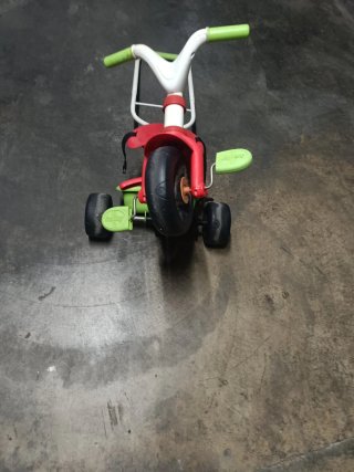 Triciclo infantil rojo y verde