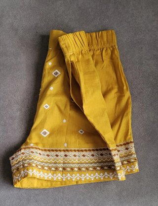 Pantalones cortos mujer amarillos con bordado