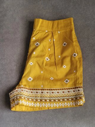 Pantalones cortos mujer amarillos con bordado