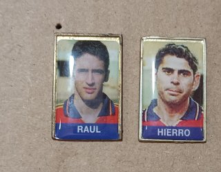 Pins de Raúl y Hierro