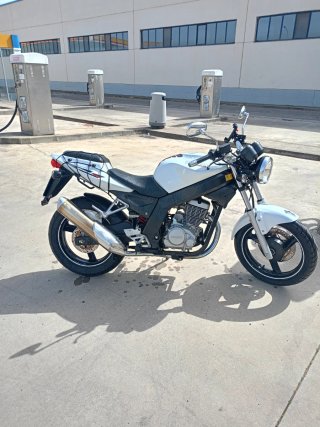 DAELIM Moto Naked Blanca y Negra