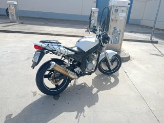 DAELIM Moto Naked Blanca y Negra