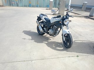 DAELIM Moto Naked Blanca y Negra