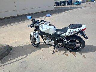 DAELIM Moto Naked Blanca y Negra