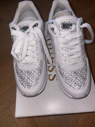 Zapatillas Guess Blancas y Plateadas