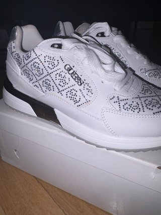 Zapatillas Guess Blancas y Plateadas