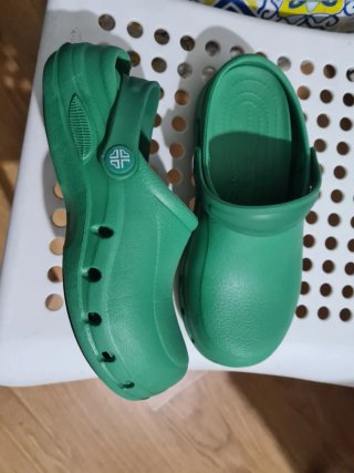 Zuecos de trabajo verdes