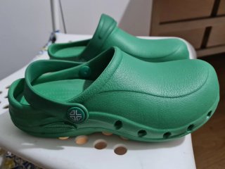 Zuecos de trabajo verdes
