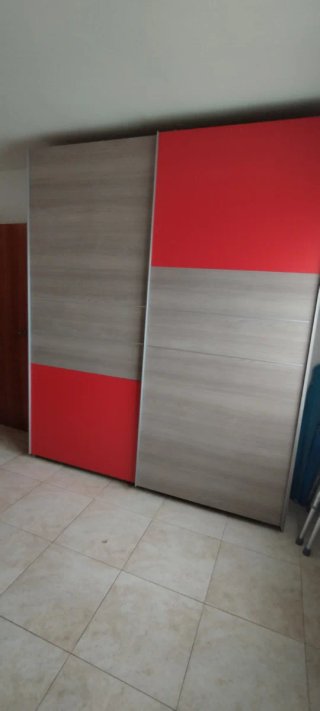 Armario puertas correderas madera y rojo