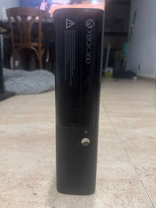 Xbox 360 E 500GB + USB con Rock Band Blitz Aurora
