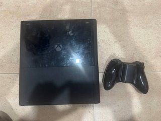 Xbox 360 E 500GB + USB con Rock Band Blitz Aurora