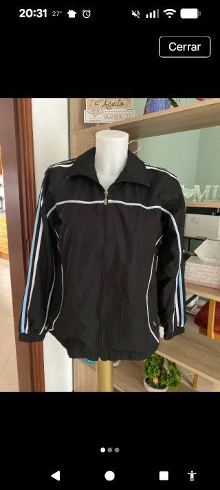 Chaqueta deportiva negra con rayas