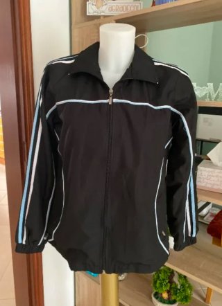 Chaqueta deportiva negra con rayas