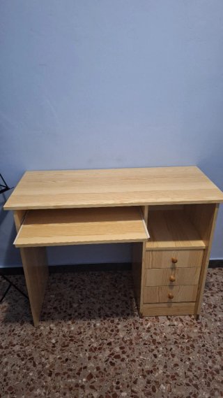 Escritorio de madera con cajones