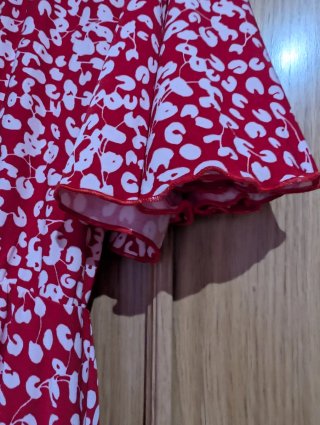 Vestido rojo con estampado blanco