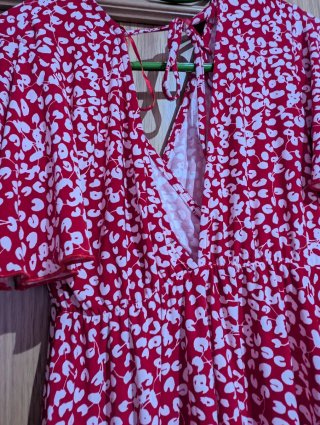 Vestido rojo con estampado blanco