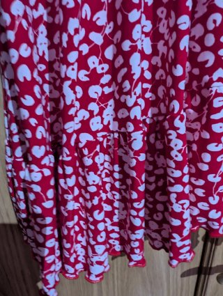Vestido rojo con estampado blanco